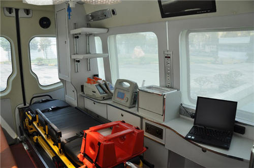 元氏县救护车内部